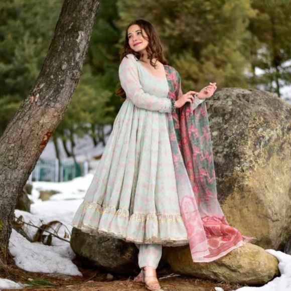 Anarkali set. Lehenga. Salwaar kameez. Indian outfit.message me for real price. - Picture 3 of 3